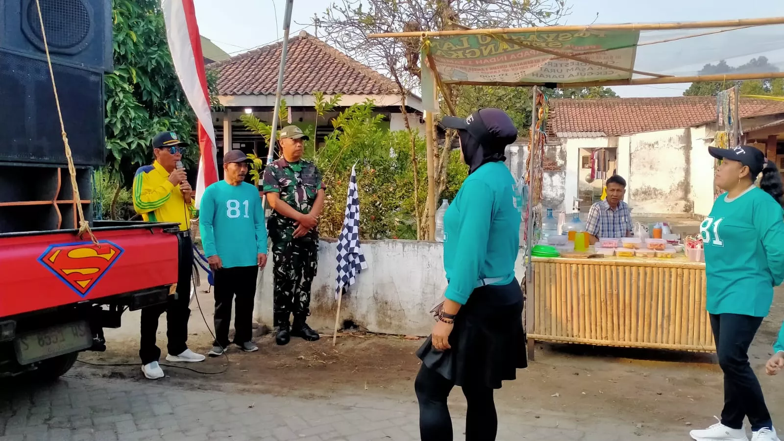 Babinsa Koramil Gudo Kawal Jalan Sehat di Desa Mejoyolosari
