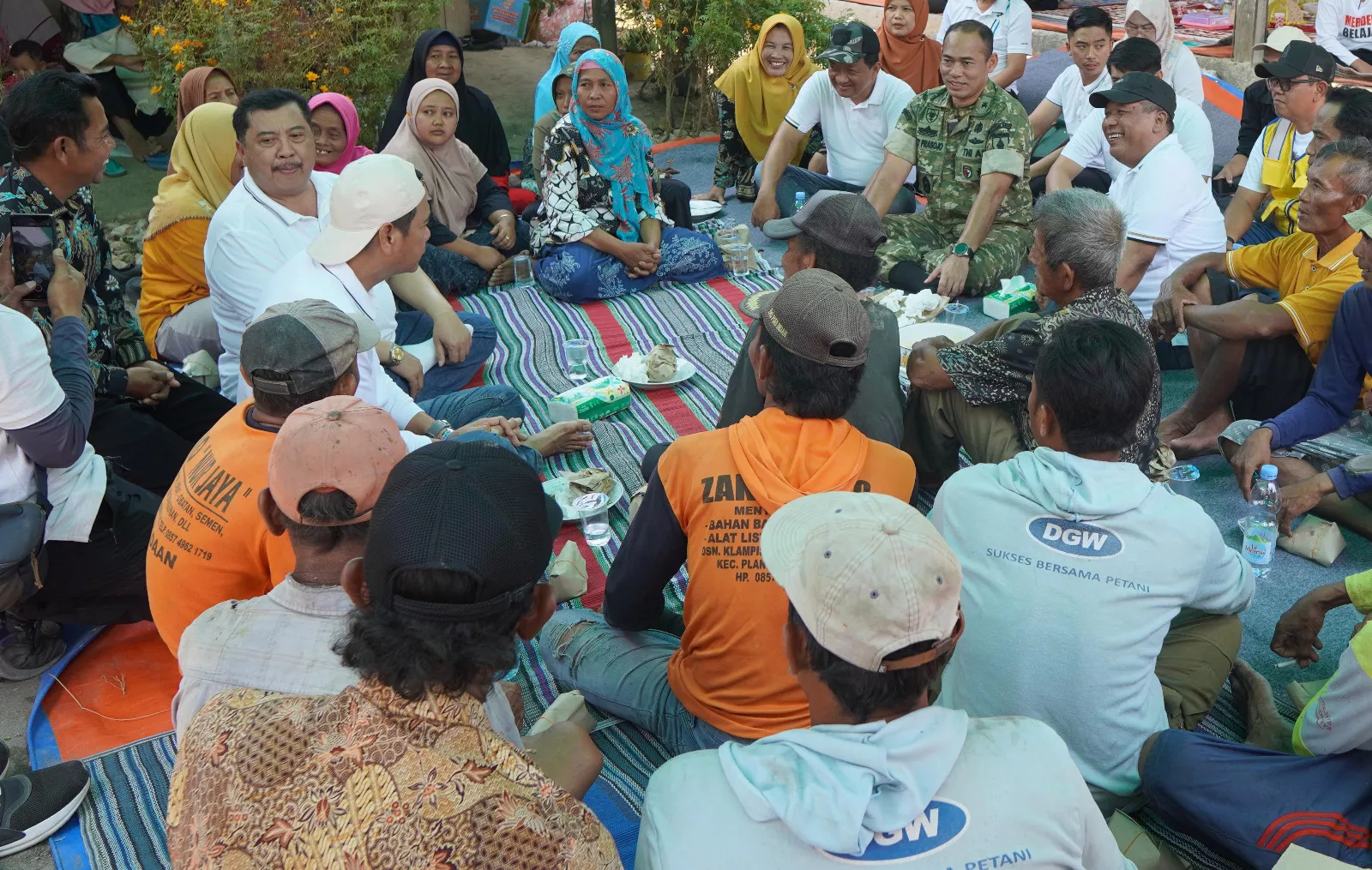 Dansatgas TMMD 130 dan Bupati Jombang Berbaur dengan Warga Desa Klitih