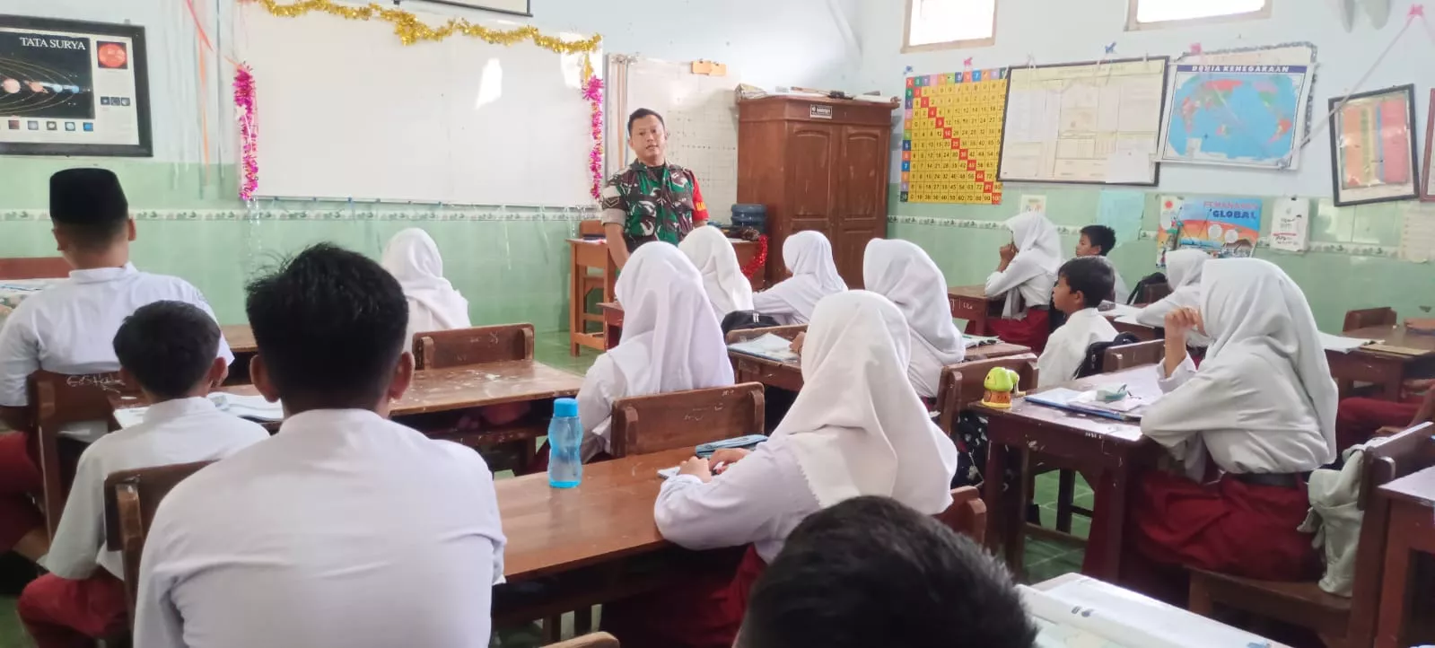 Babinsa Koramil Megaluh Beri Pembekalan Wasbang ke Pelajar SDN 1 Megaluh