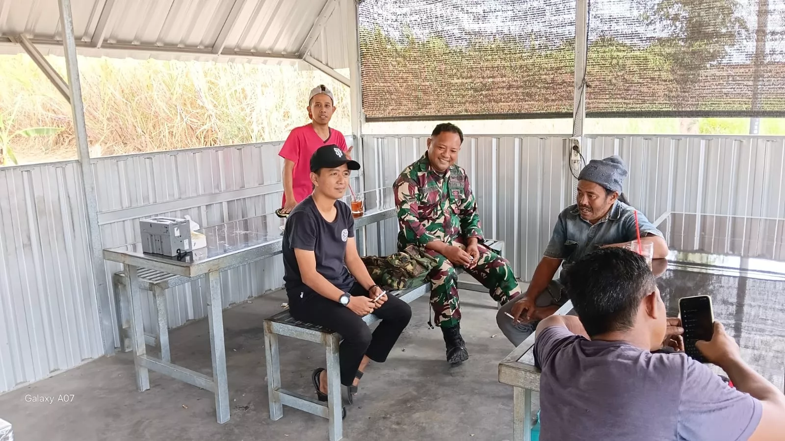 Babinsa Koramil Diwek Serda Kokoh Sambangi Warga Grogol
