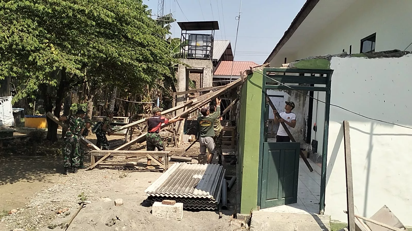 Karya Bakti Koramil Mojoagung: Bersihkan Pangkalan Wujud Disiplin dan Tanggung Jawab Prajurit