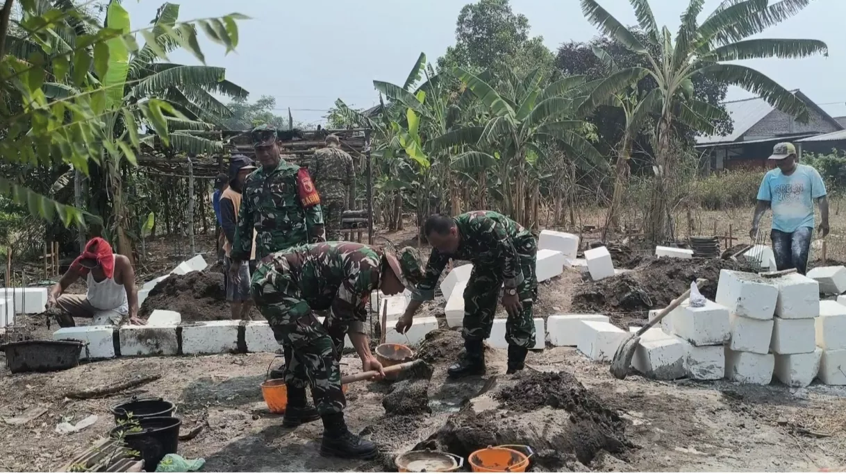Babinsa Koramil Jogoroto Bantu Pembuatan Pondasi Rumah Warga