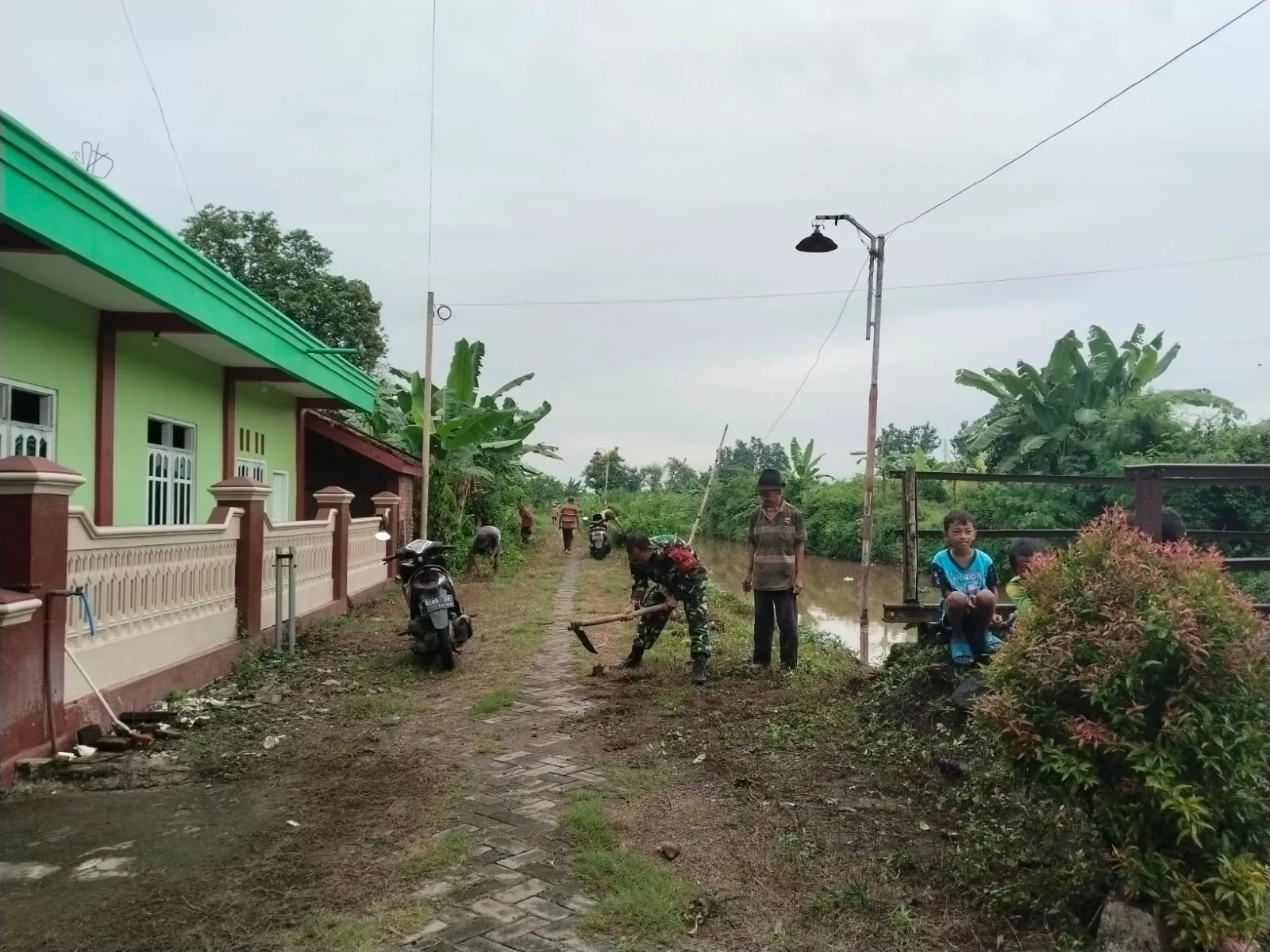 Babinsa Ploso Bantu Warga Pandan Blole Bangun Jalan