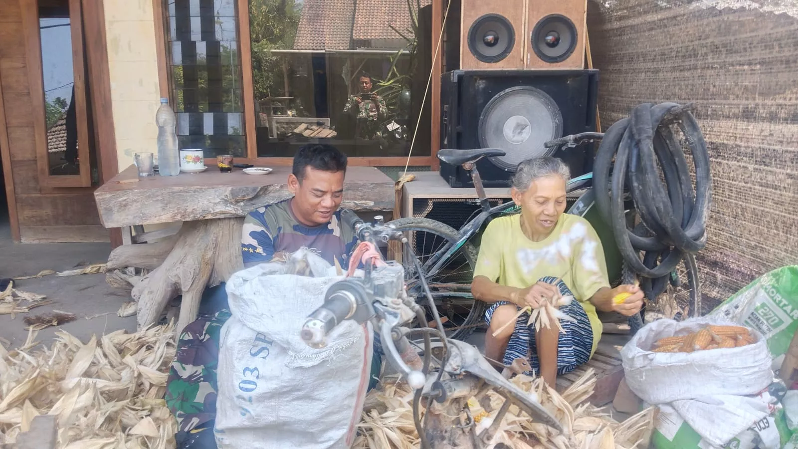 Babinsa Peterongan Pererat Komunikasi Sosial dengan Warga di Sela Istirahat TMMD ke-130