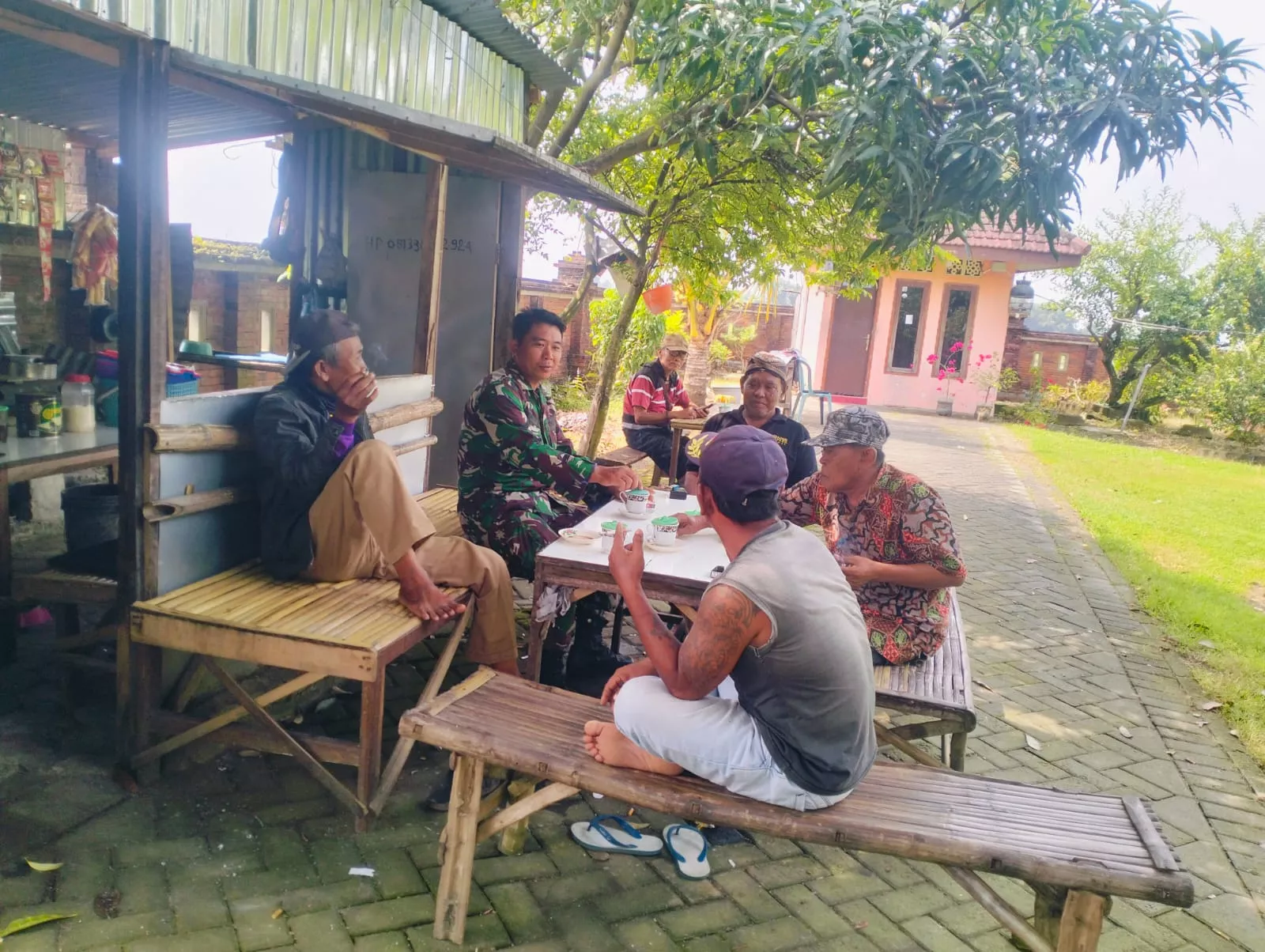 Babinsa Koramil Jombang Komsos dengan Tokoh Masyarakat Banjardowo