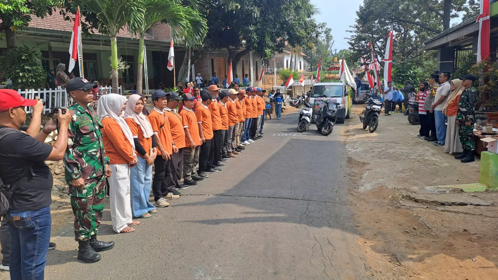 Meriahkan HUT RI ke-81, Koramil Wonosalam dan Pemdes Sumberejo Gelar Kirab Budaya dan Sedekah Bumi