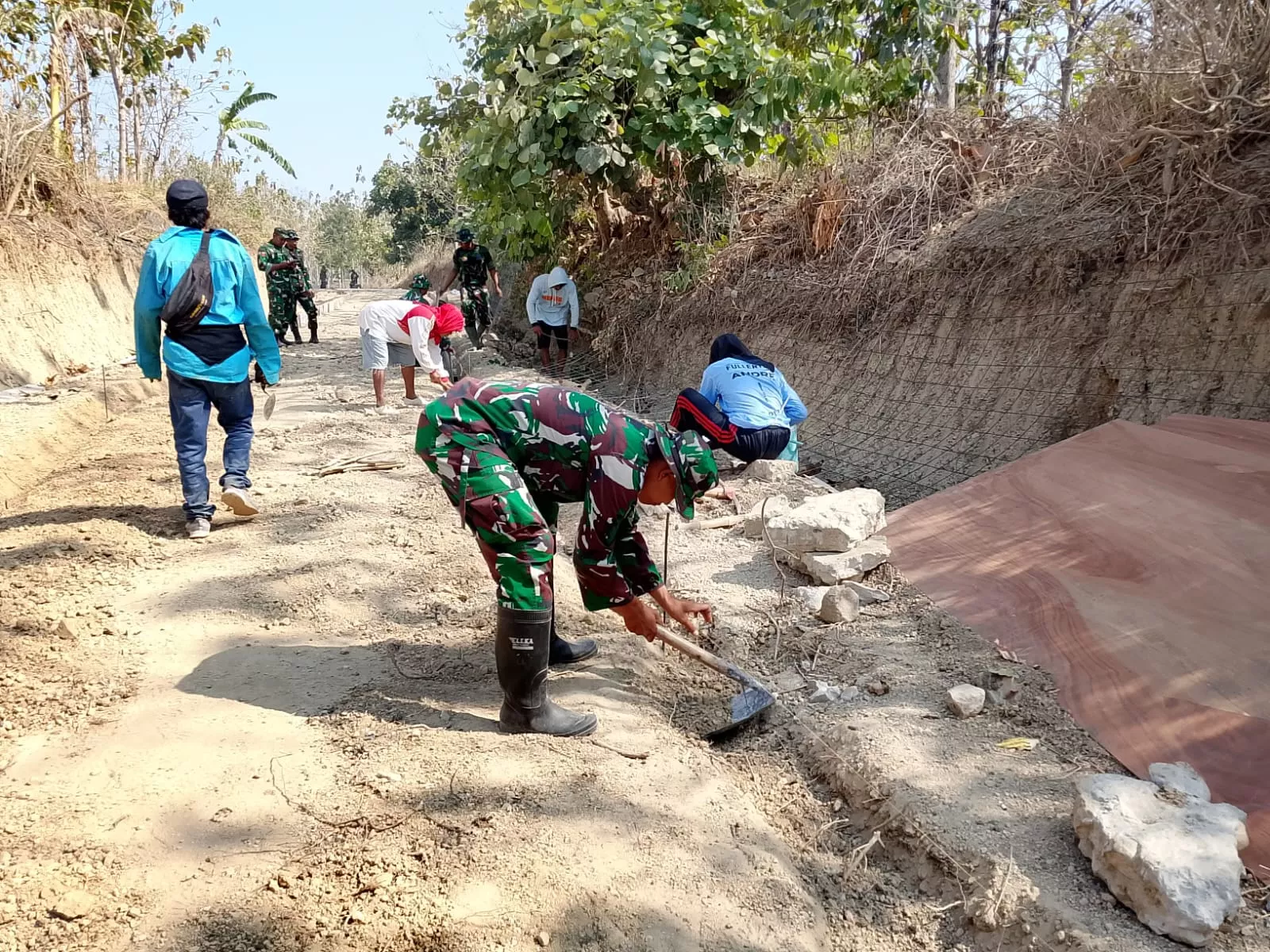Satgas TMMD ke-130 dan Warga Jombang Kerja Bakti Bangun Infrastruktur Desa