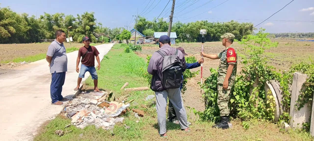 Babinsa Koramil Kabuh Dampingi PTSL di Desa Sumbergondang