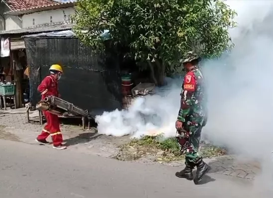 Babinsa Koramil Jombang Dampingi Fogging Cegah DBD