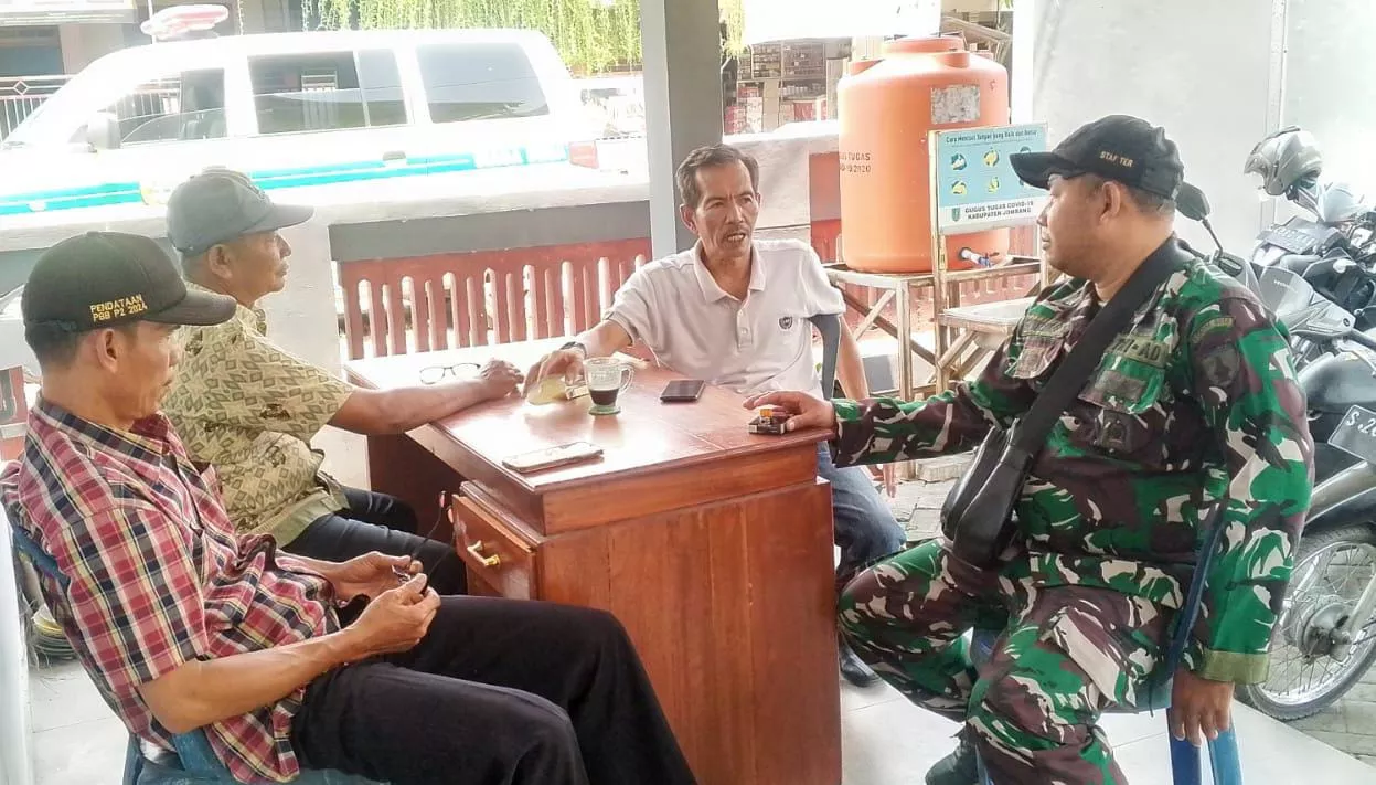 Babinsa Kesamben Sambang Warga Jombatan, Jombang
