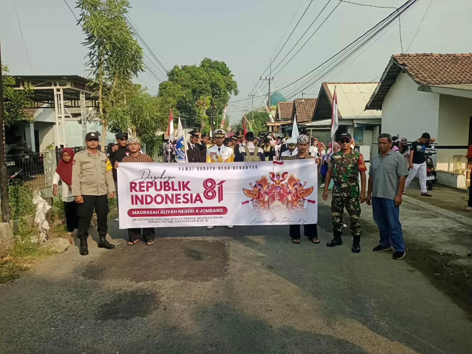 Babinsa Jombang Pantau Pawai Budaya HUT ke-81 RI di Denanyar