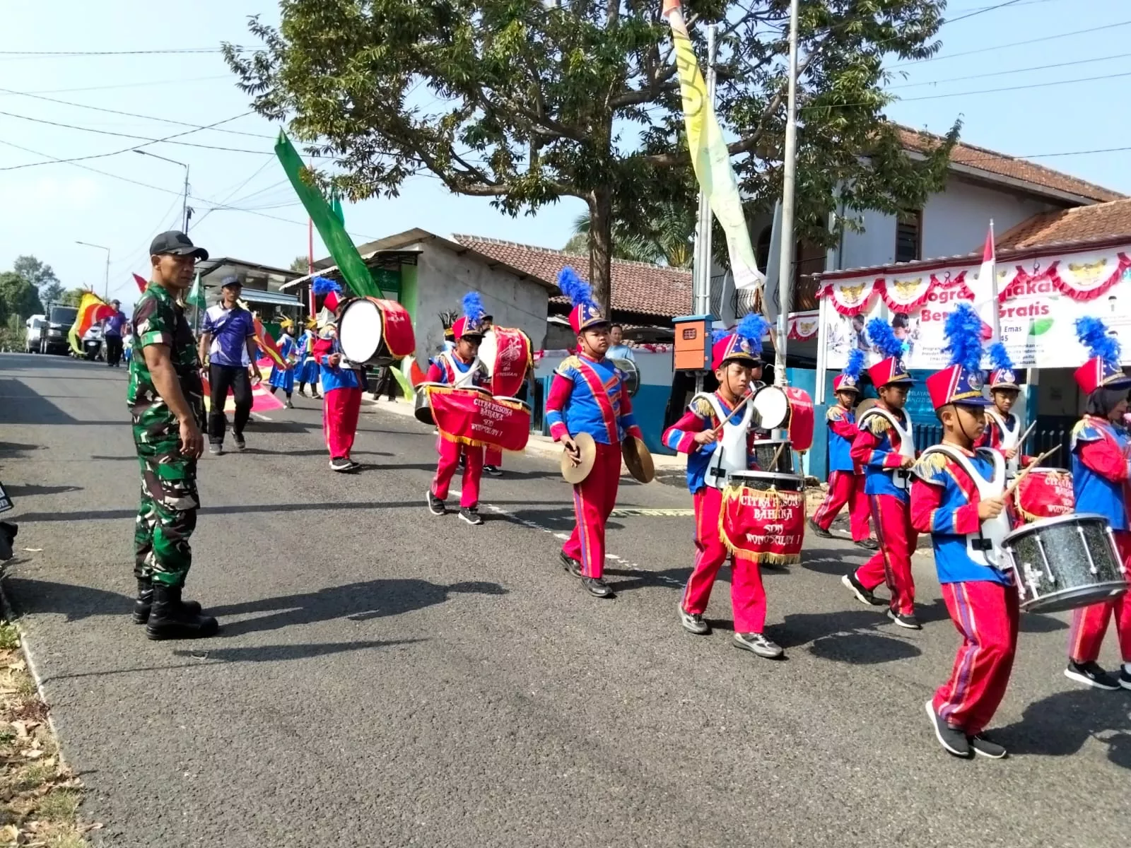 Sertu Catur dan Linmas Bersinergi Amankan Karnaval HUT RI ke-81 di Desa Jarak