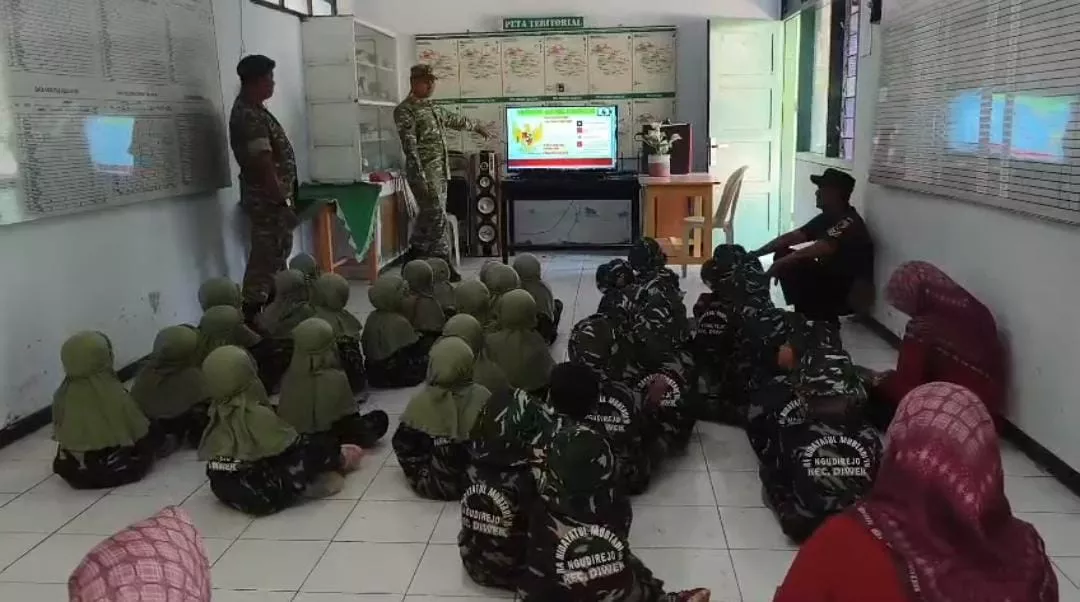 Babinsa Diwek Kenalkan Profesi TNI ke Anak RA Hidayatul Mubtaddin