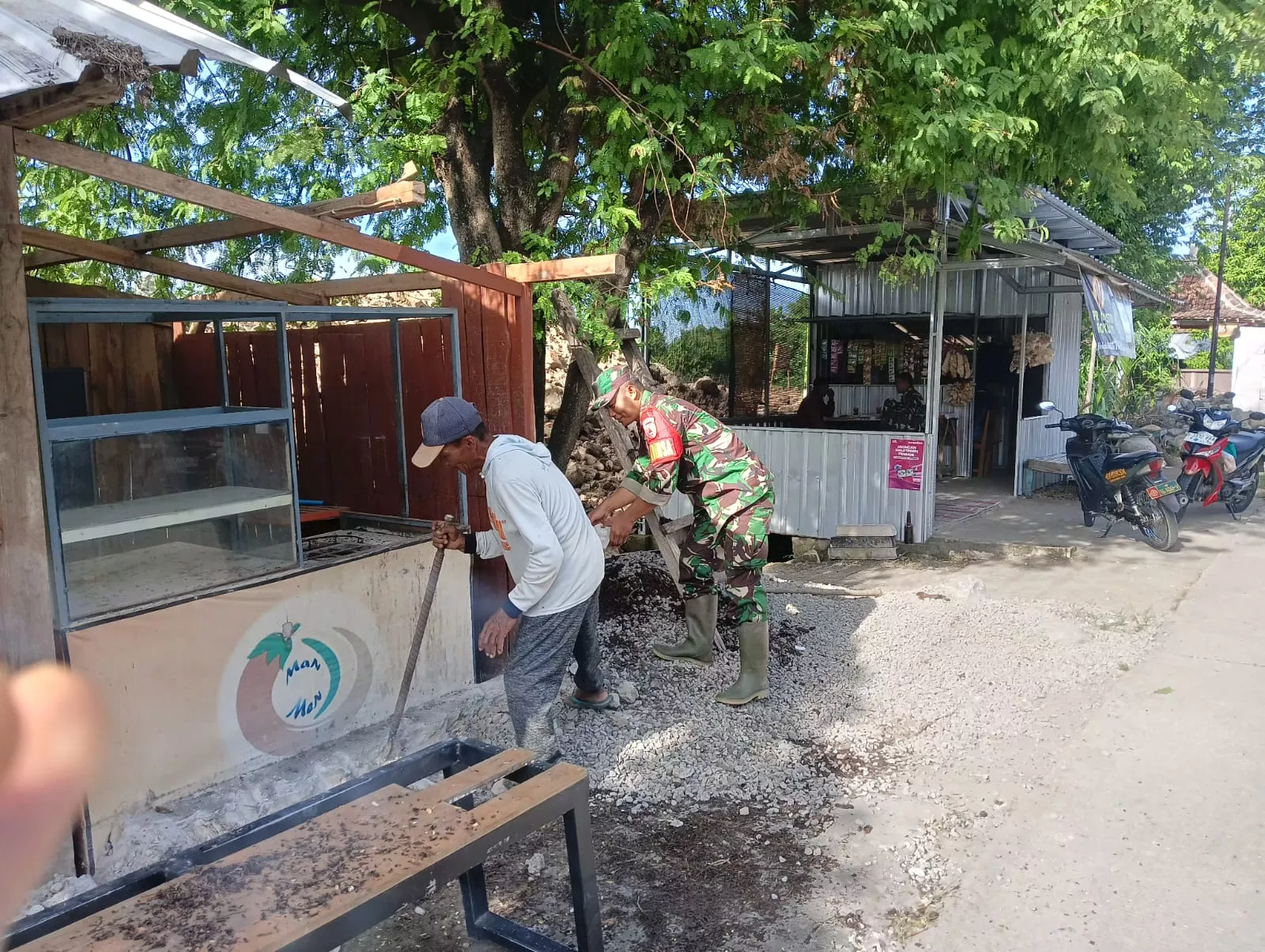 Babinsa dan Warga Kabuh Gelar Kerja Bakti Bersihkan Desa
