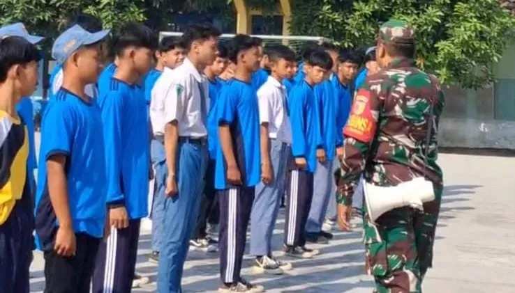 Babinsa Koramil Mojowarno Bekali Siswa SMK Pancasila Materi Baris-Berbaris