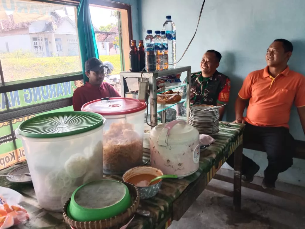 Babinsa Koramil Gudo Intensifkan Komsos dengan Tokoh Masyarakat di Wangkalkepuh