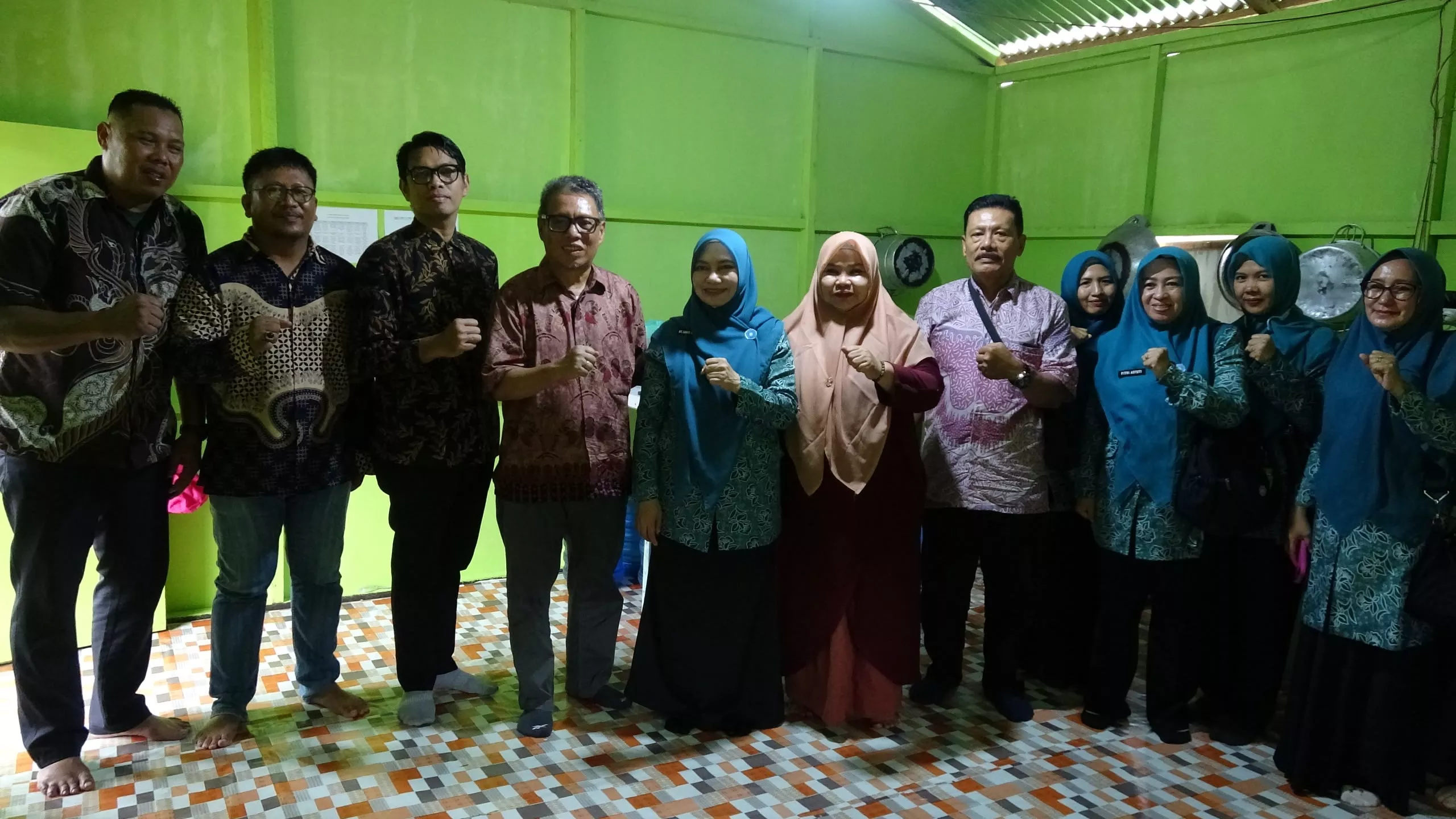 Karyawan PT RSUP Pulau Burung Salurkan Bantuan untuk Panti Lansia di Tembilahan