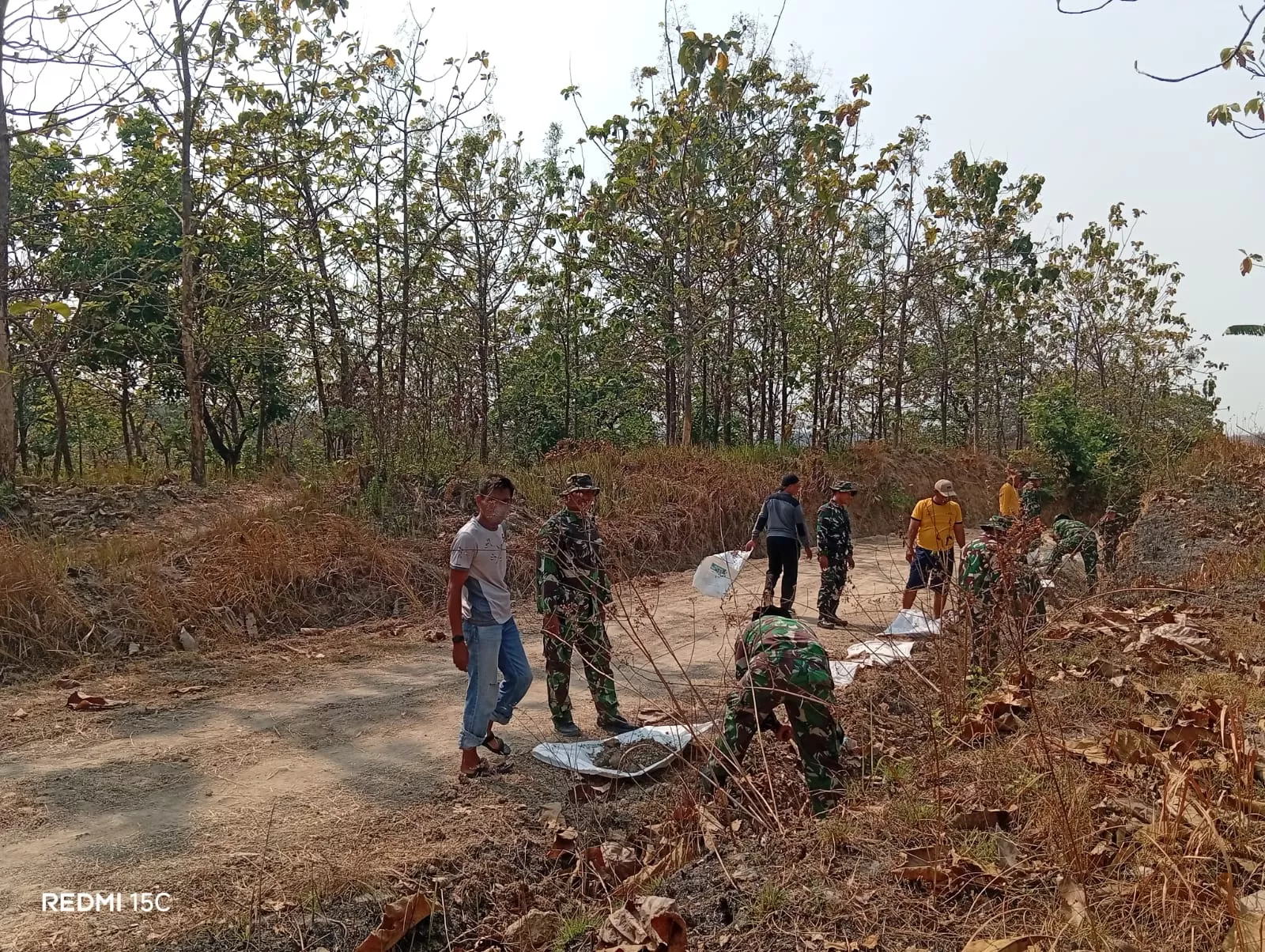 Babinsa dan Warga Penggaron Perbaiki Jalan Rusak