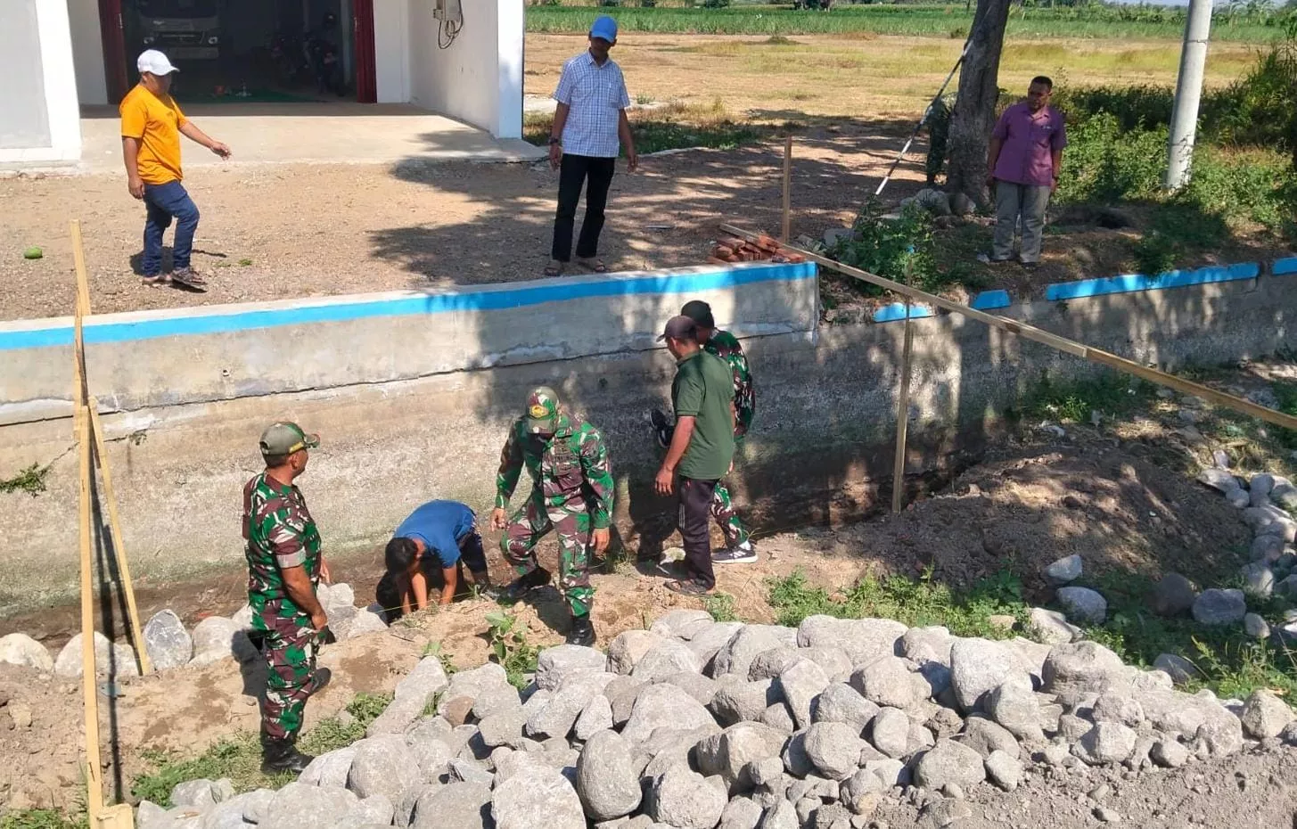 Koramil Mojoagung Bangun Jembatan di Desa Johowinong