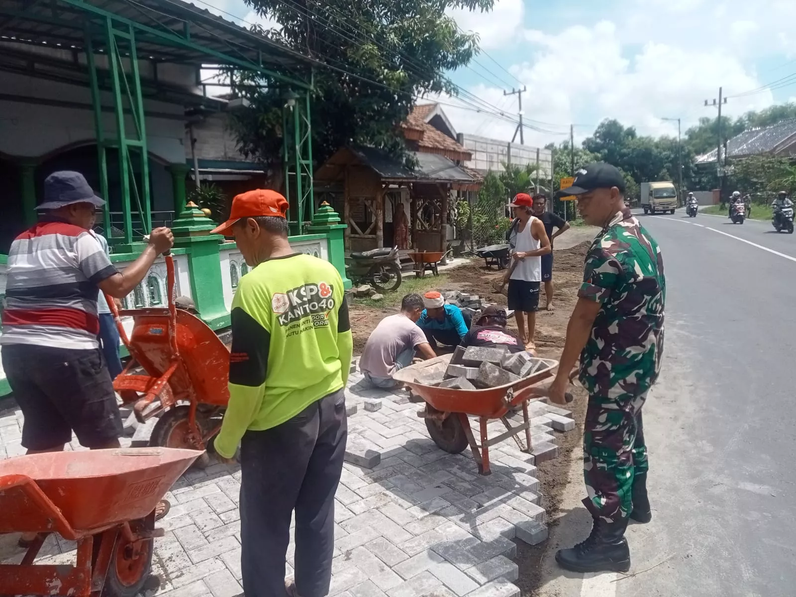 Babinsa Koramil Kabuh Gotong-Royong Perbaiki Jalan di Manduro