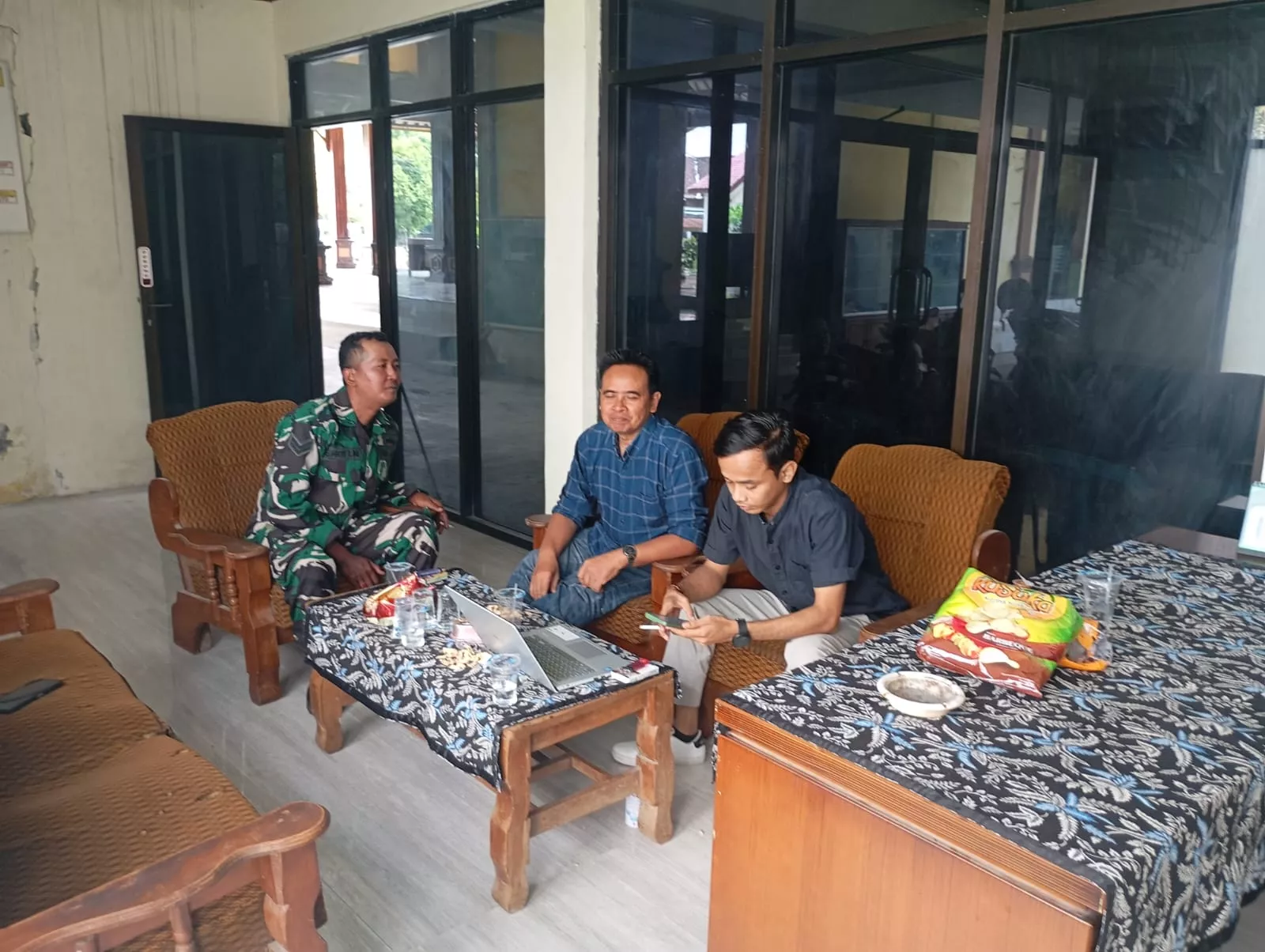 Babinsa Koramil Kabuh Intensifkan Komsos dengan Warga Banjardowo