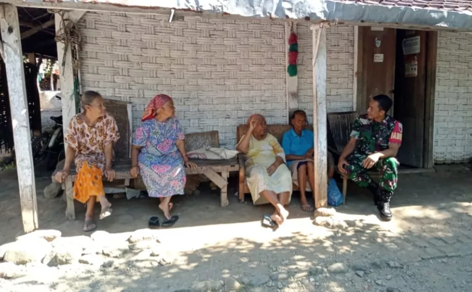 Babinsa Bareng Sambangi Lansia di Banjaragung untuk Pererat Silaturahmi