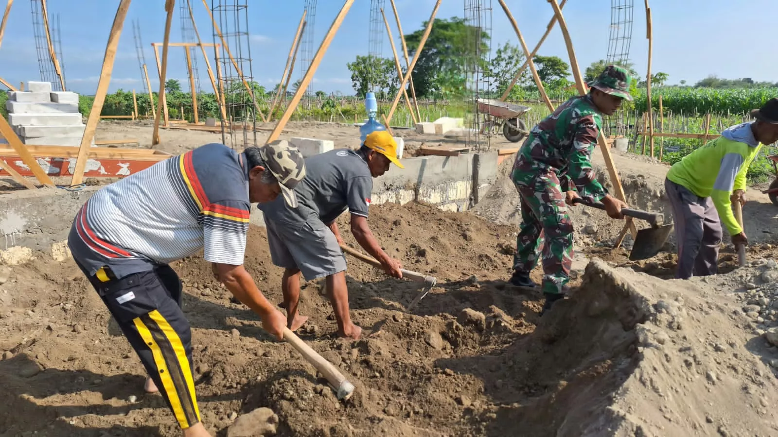 Babinsa Koramil Gudo Bantu Warga Bangun Rumah