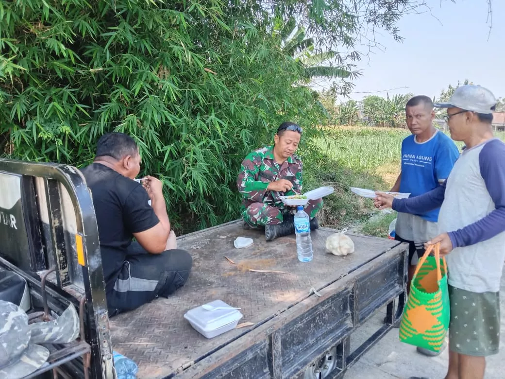 Babinsa Gudo Sarapan Bersama Petani Wangkalkepuh Jombang