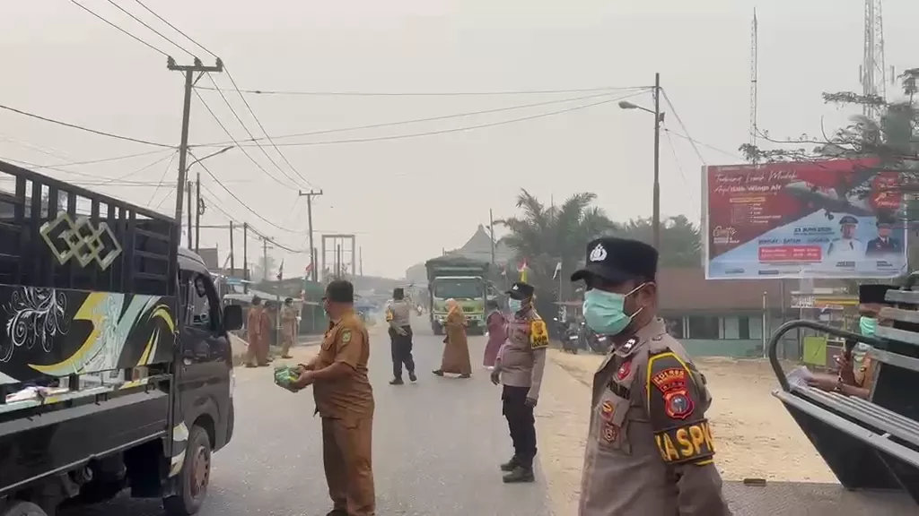 Polsek Kuala Cenaku Bagikan Masker dan Sosialisasi Larangan Bakar Lahan