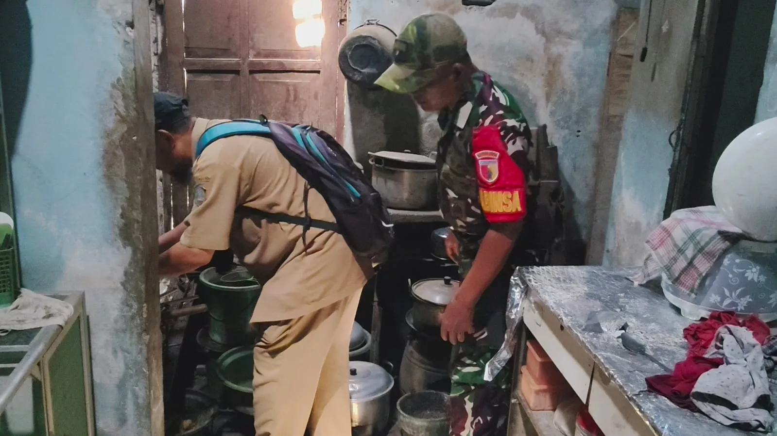 Babinsa Tembelang Dampingi Puskesmas Cek Gizi Masakan Warga