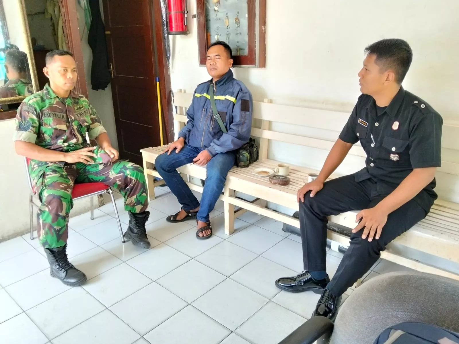 Babinsa Koramil Jombang Gelar Komsos dengan Satpam