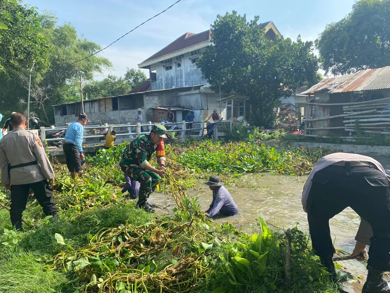 Babinsa dan Warga Tanggung Kramat Bersih-bersih Sungai