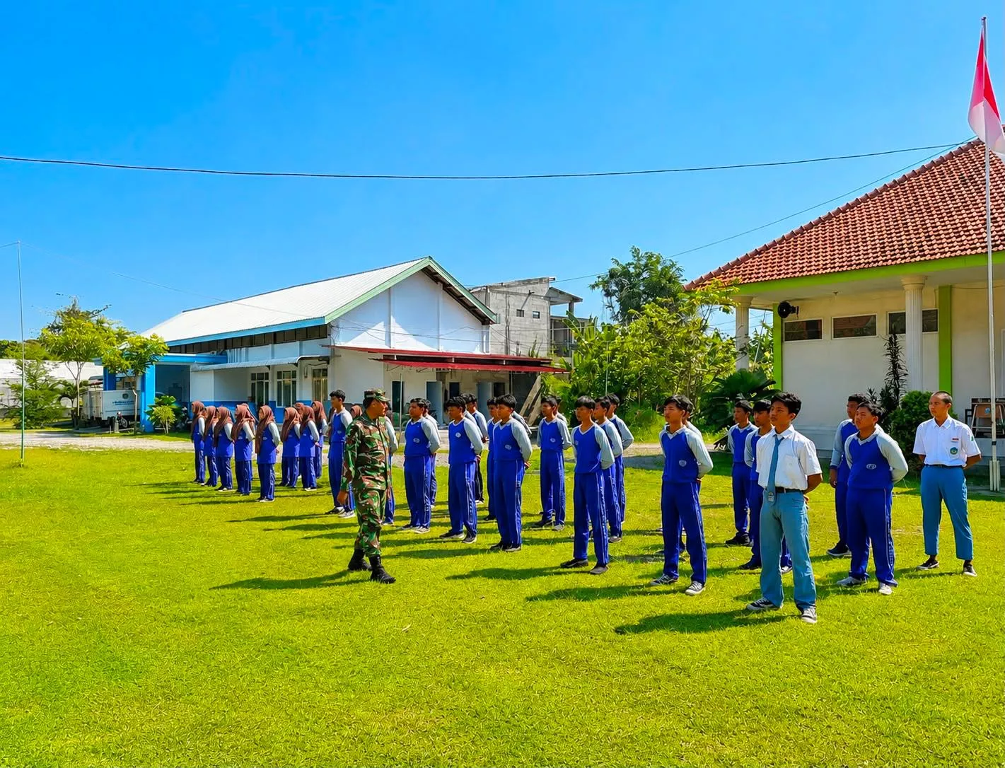 Babinsa Latih Kedisiplinan Pelajar SMK Kreatif Hasbullah Bahrul Ulum