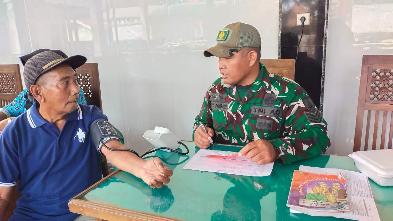 Babinsa Mojowarno Dampingi Posyandu Lansia di Desa Gedangan