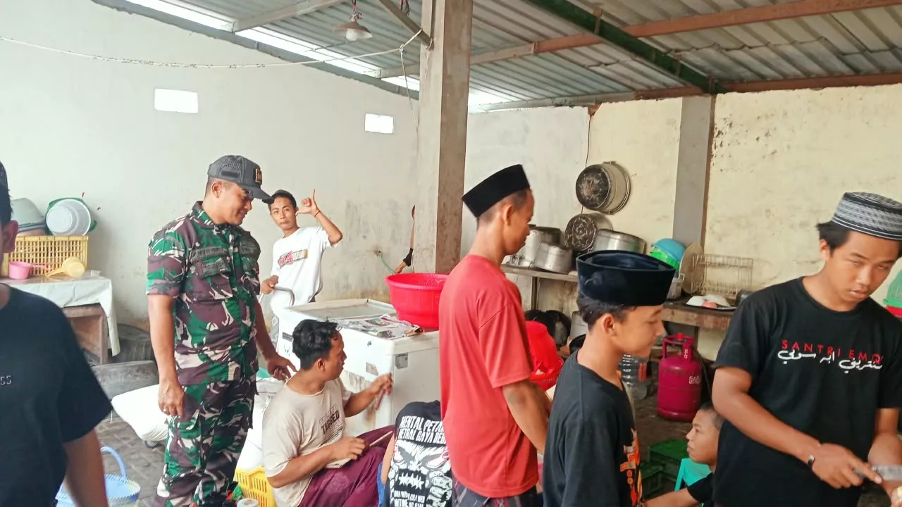 Babinsa Tembelang Komsos ke Ponpes Desa Mojokrapak