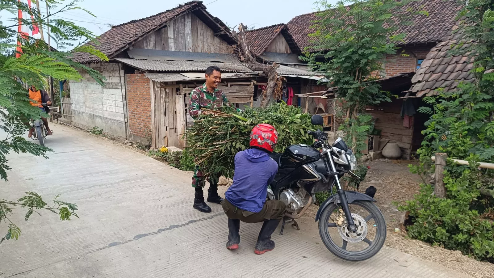 Satgas TMMD ke-130 Bantu Peternak Angkut Pakan Ternak di Jombang