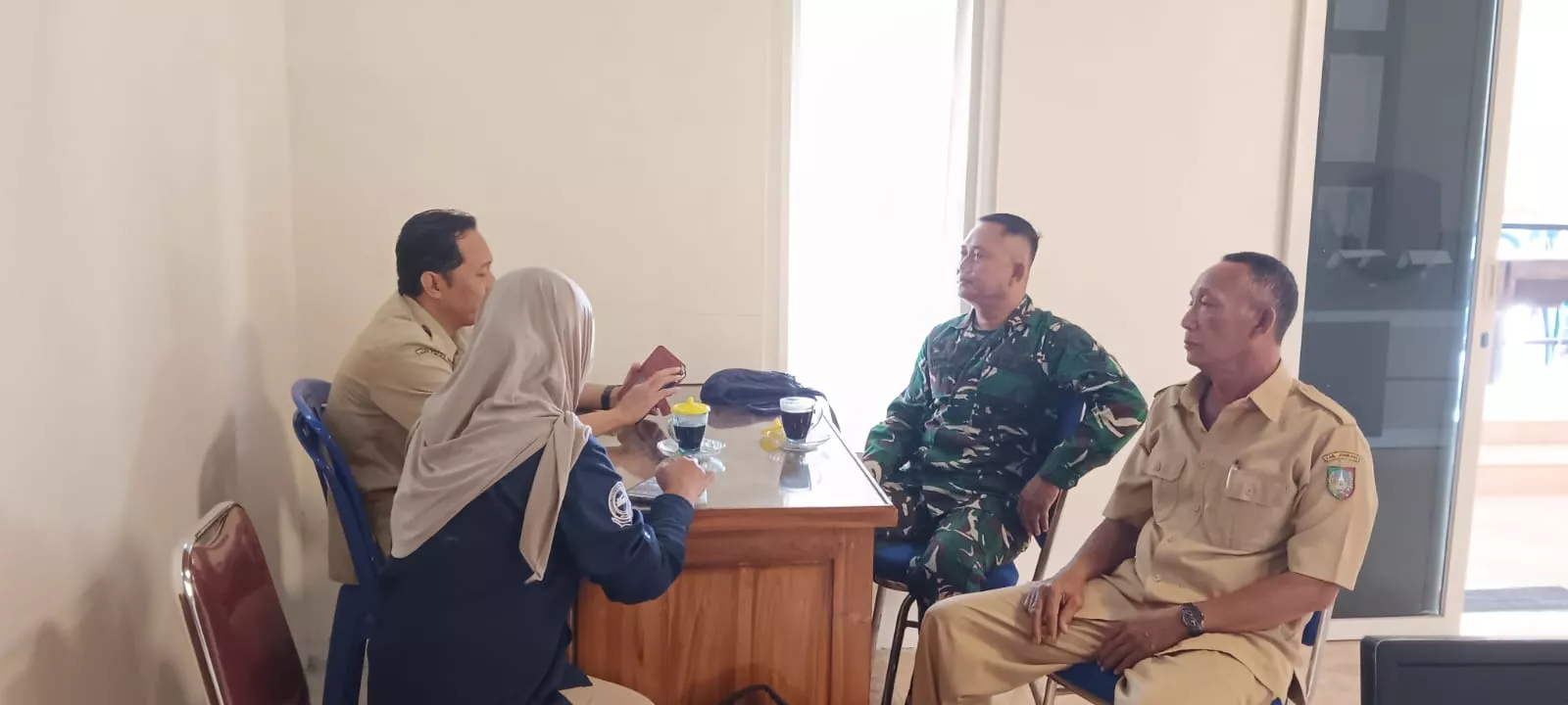 Babinsa Mojowarno Komsos dengan Perangkat Desa Karanglo