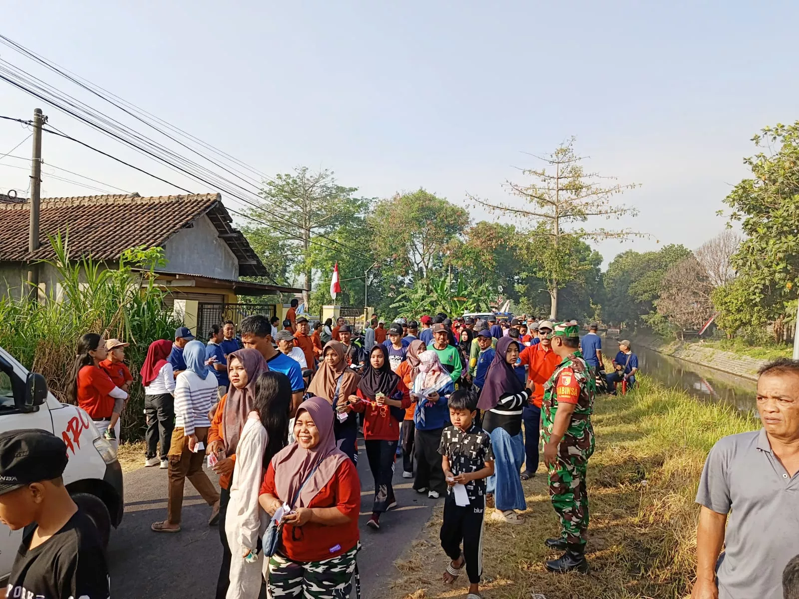 Babinsa Koramil Kota Jombang Amankan Jalan Sehat HUT RI