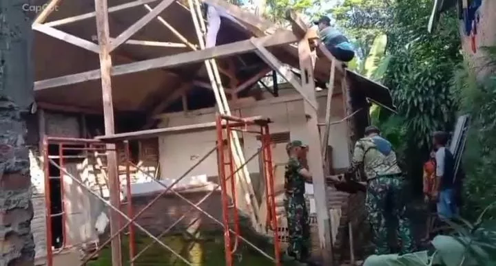 Kopka Sudarto Bantu Perbaiki Rumah Warga Desa Jenisgelaran