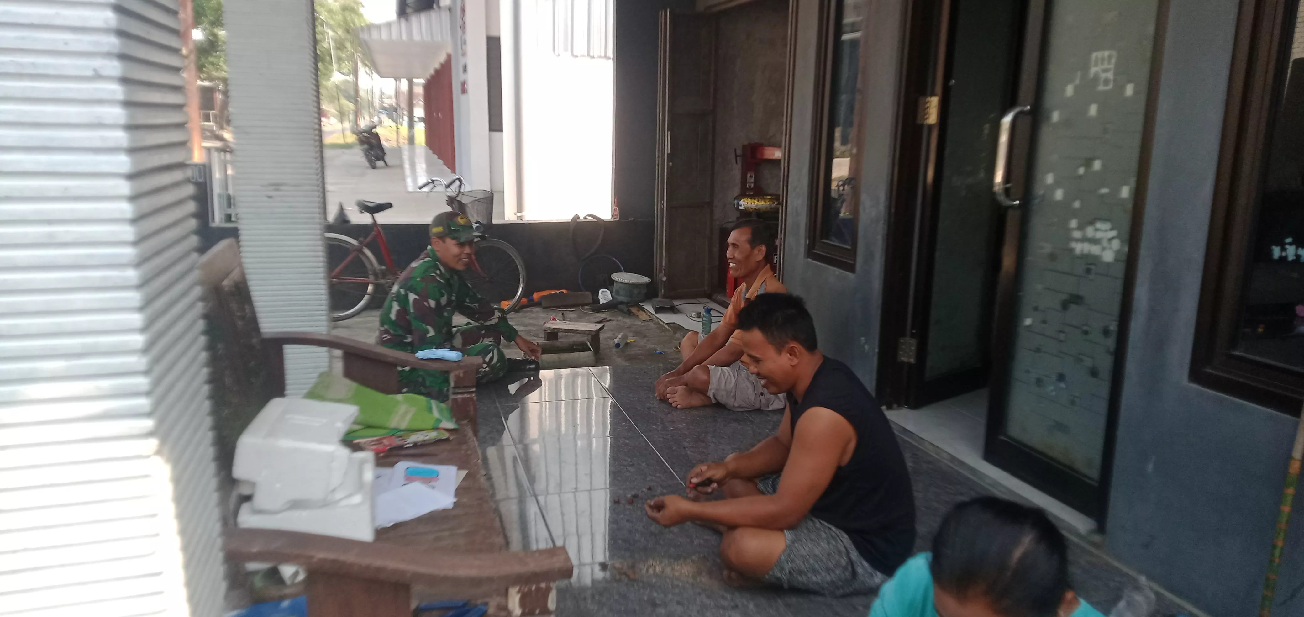 Babinsa Mojoagung Intensifkan Komsos di Desa Karobelah
