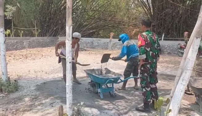 Babinsa Mojowarno Gotong-Royong Bangun Mushola di Selorejo