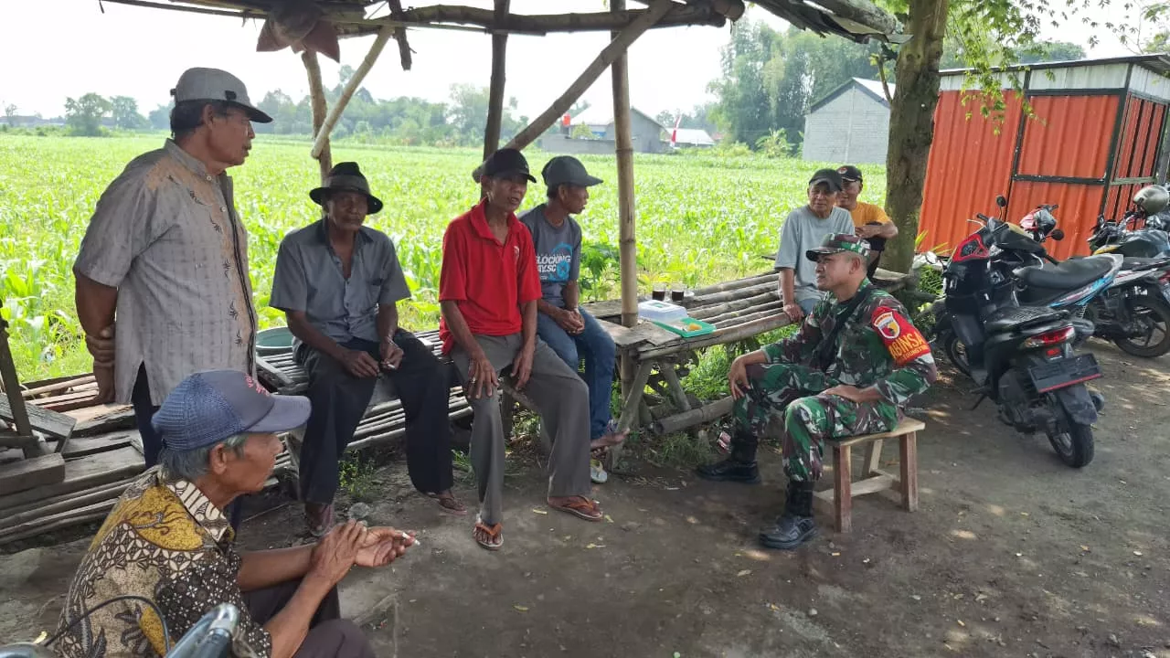 Babinsa Koramil Gudo Gelar Komsos dengan Petani Kedungturi