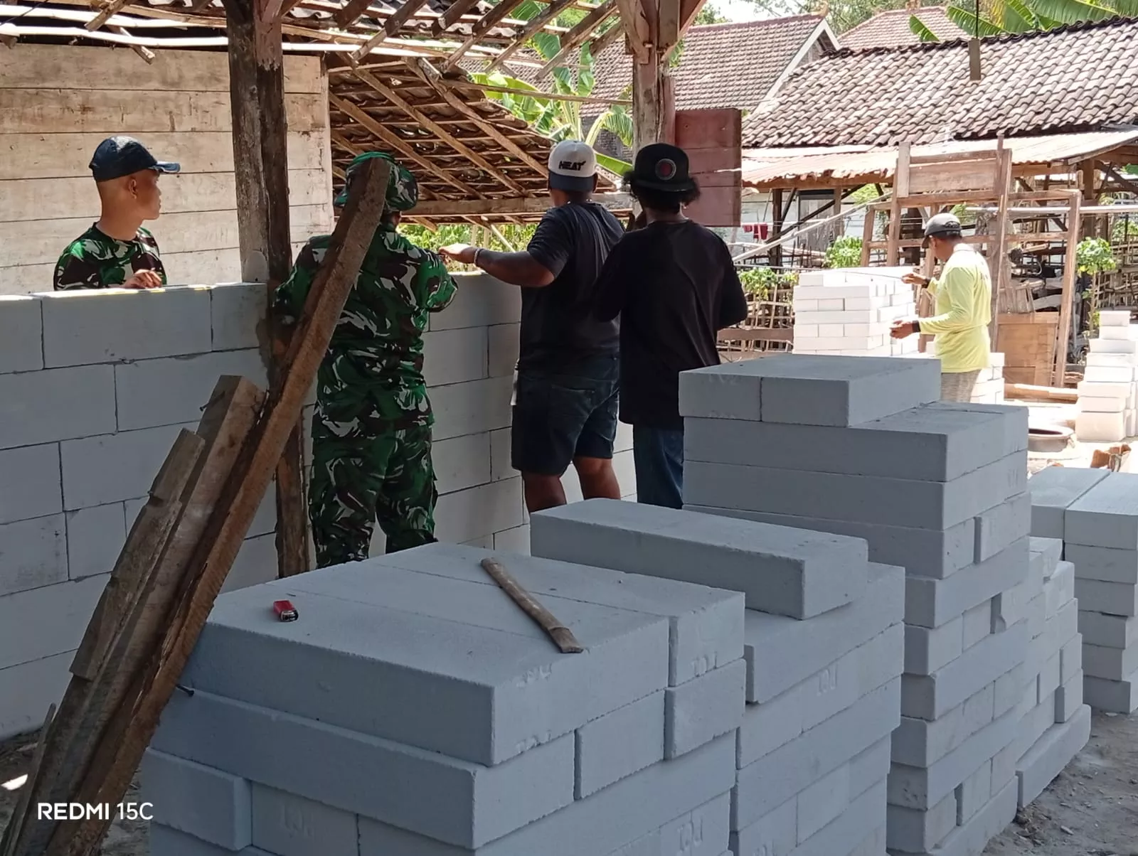 Satgas TMMD ke-130 Pasang Bata Ringan di RTLH Warga Jombang