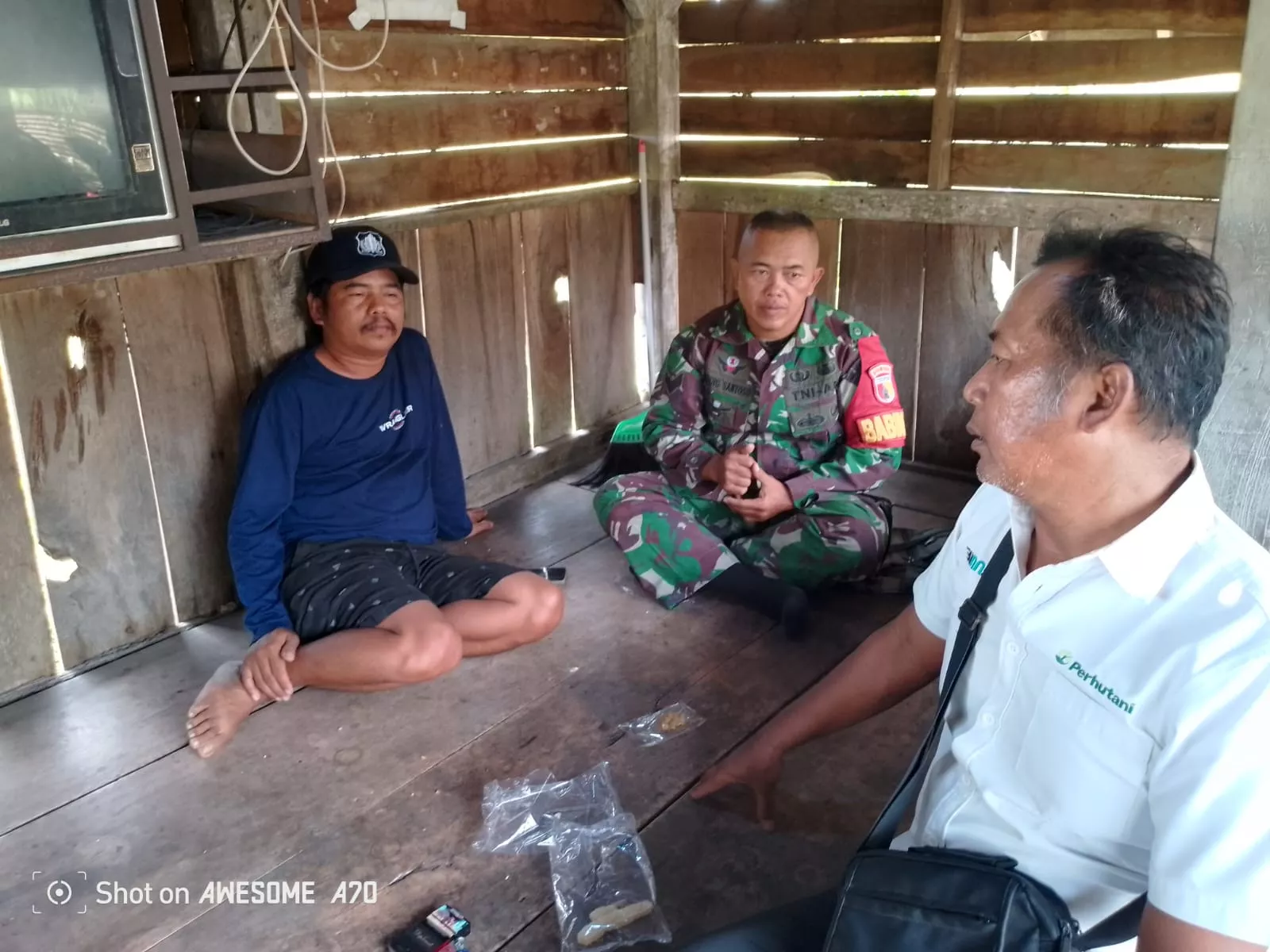 Babinsa Mojowarno Intensifkan Komsos dengan Warga Grabagan