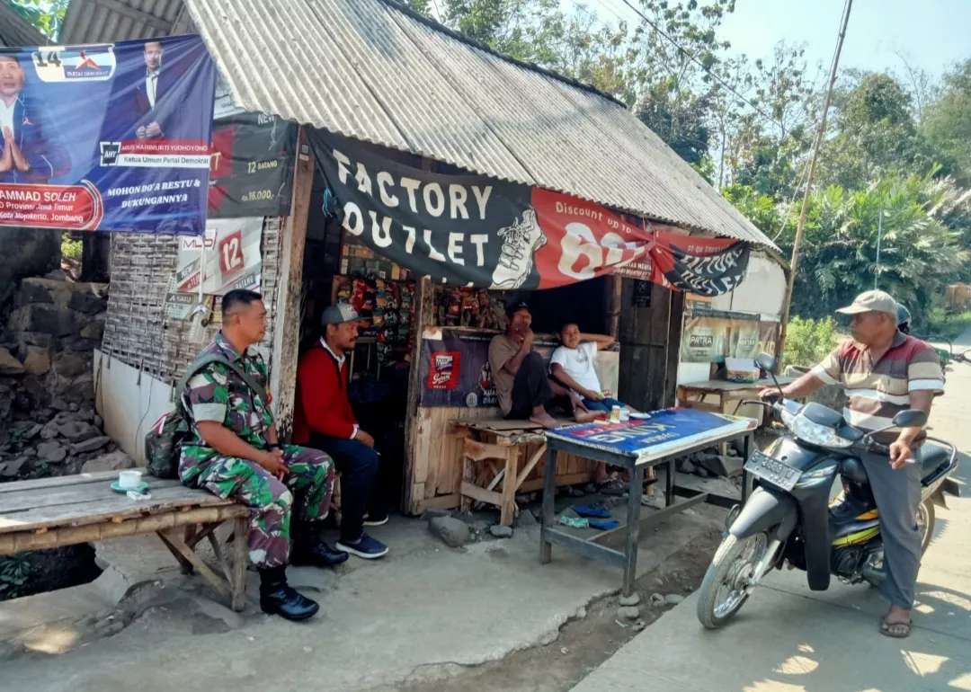 Babinsa Koramil Bareng Sambang Warga Pulosari Jalin Silaturahmi
