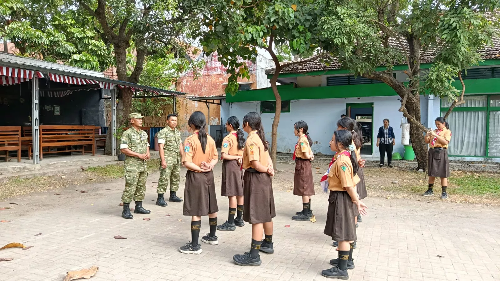 Babinsa Koramil Jombang Latih Calon Pengurus OSIS SMP Wijana Katolik