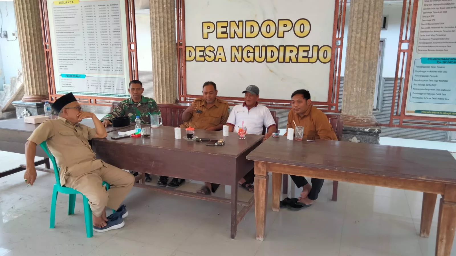 Babinsa Koramil Diwek Komsos dengan Perangkat Desa Ngudirejo
