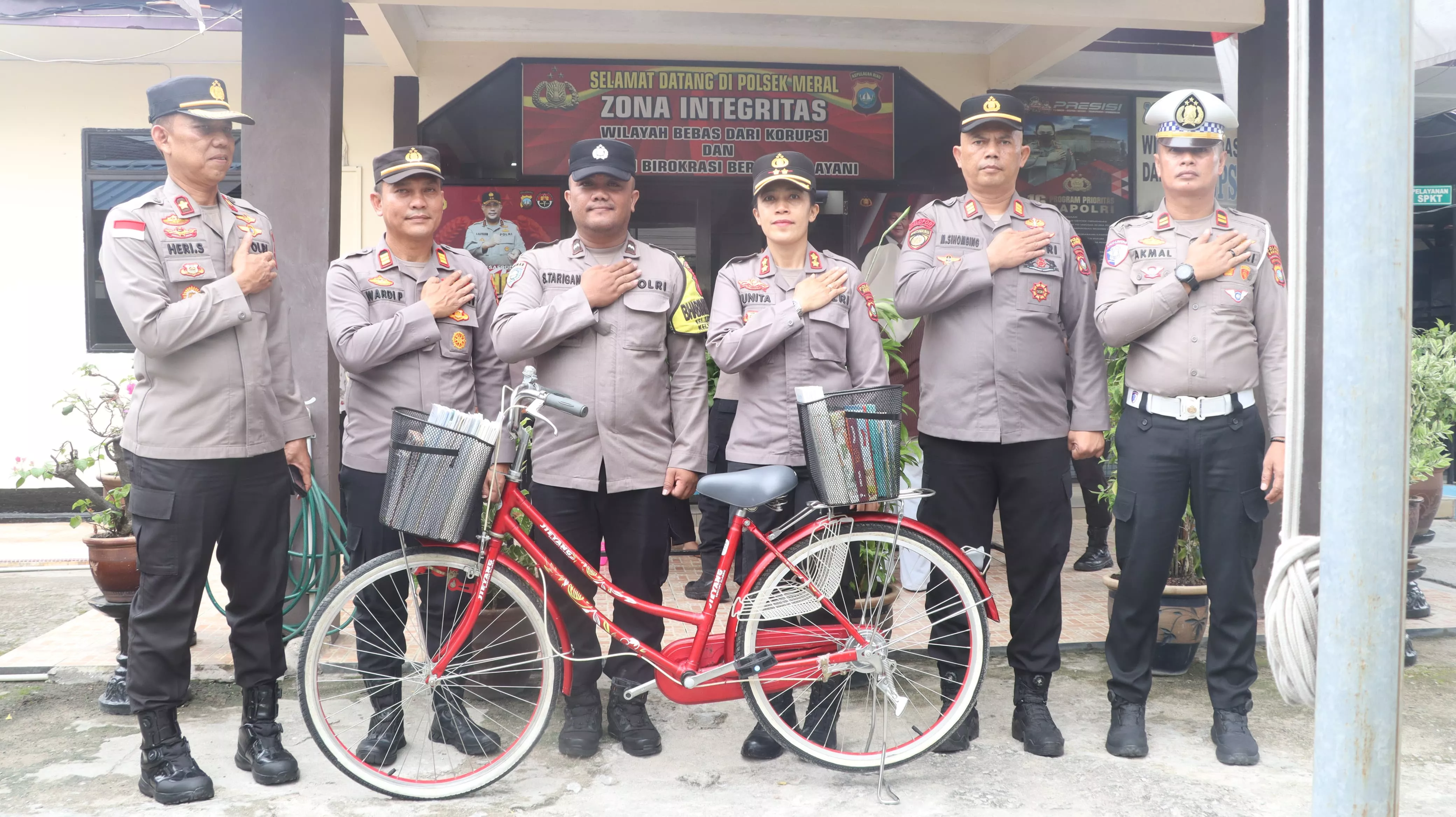 Perkuat Layanan Lliterasi, Kapolres Karimun Serahkan Sepada Kargo Baca Bhabinkamtibmas