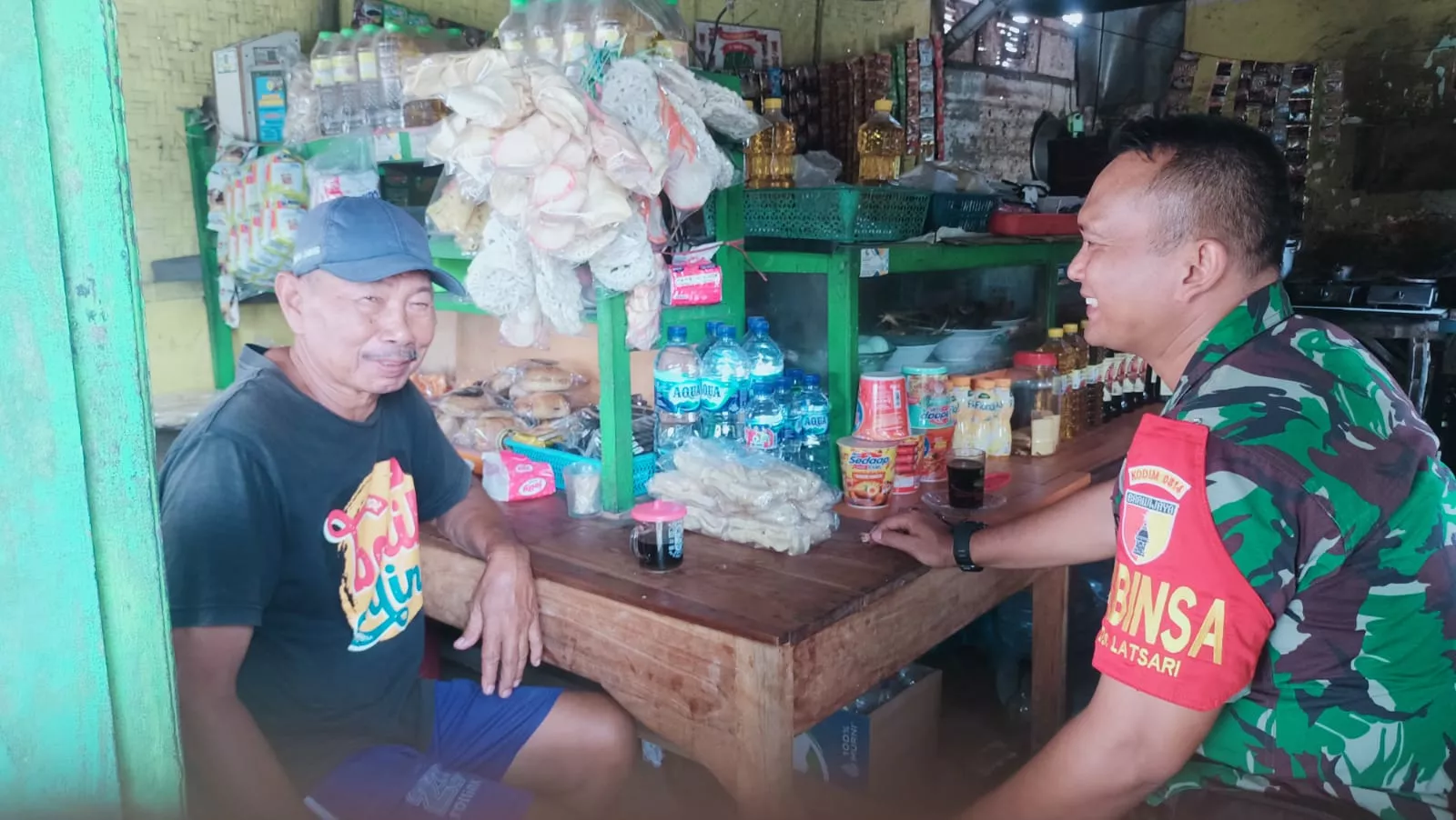 Babinsa Mojowarno Serka Yunan Jalin Silaturahmi dengan Warga Latsari