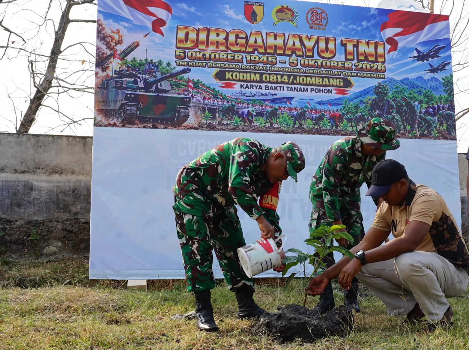 Kodim Jombang Tanam Pohon Bersama Warga Sambut HUT TNI Ke-81